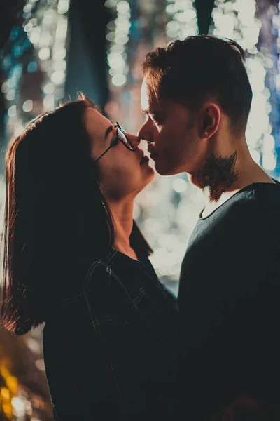 Piękna Para Całować Niewyraźne Tło Dymu — Zdjęcie stockowe