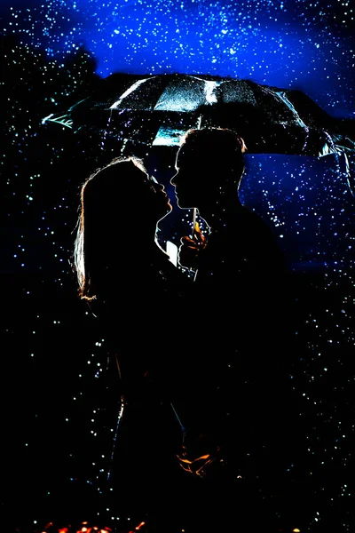 Пара Під Парасолькою Під Дощем — стокове фото
