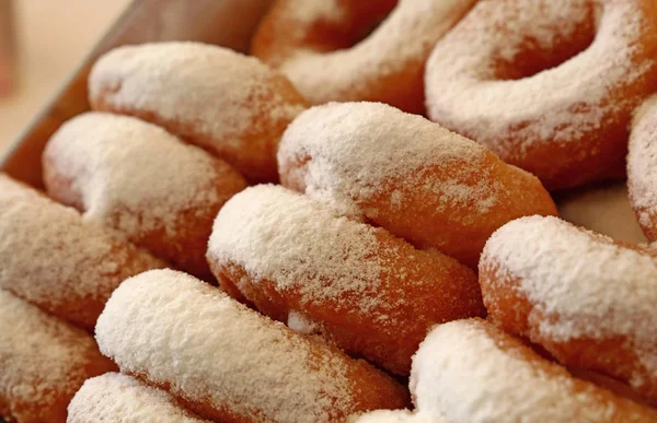 Sluiten Veel Verse Ring Donuts Met Suiker Poeder Retail Display — Stockfoto