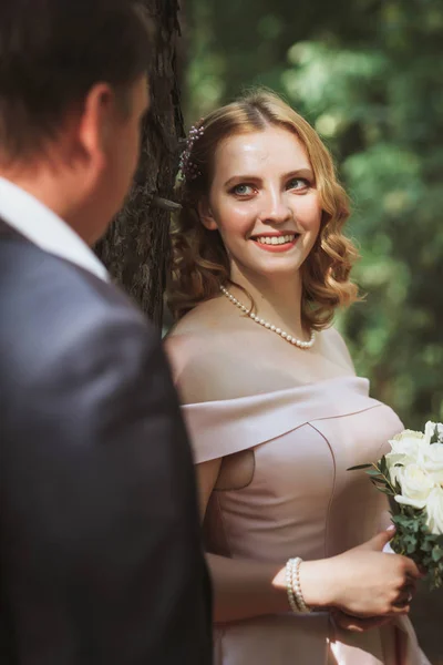 Braut Und Bräutigam Küssen Sich Vor Dem Hintergrund Von Bäumen — Stockfoto