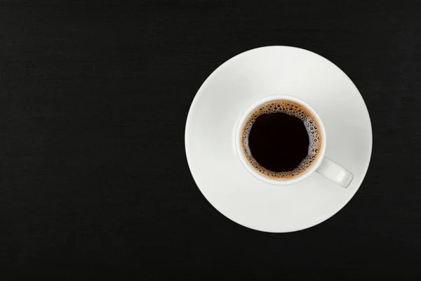 Zavřít Jeden Bílý Šálek Plný Instantní Kávy Podšálku Přes Černou — Stock fotografie