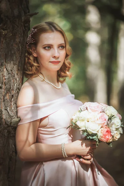 Portrét Krásné Nevěsty Stojící Poblíž Stromu — Stock fotografie
