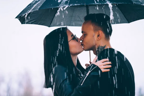 Junges Paar Steht Unter Einem Dunklen Regenschirm — Stockfoto