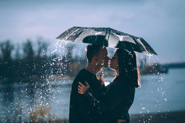 Jovem Casal Sob Guarda Chuva Escuro — Fotografia de Stock