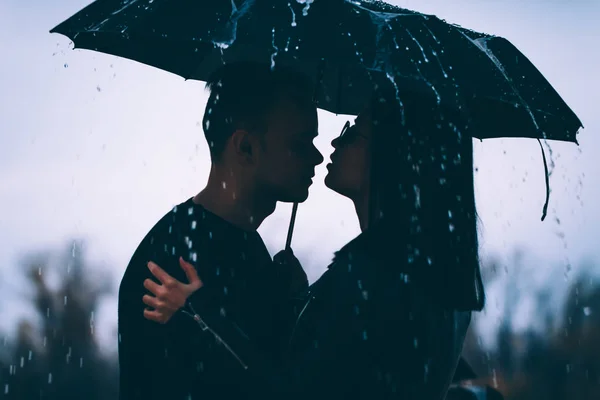 Junges Paar Steht Unter Einem Dunklen Regenschirm — Stockfoto