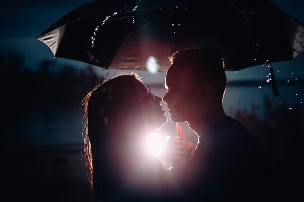 Junger Mann Und Frau Unter Regenschirm Und Regen — Stockfoto