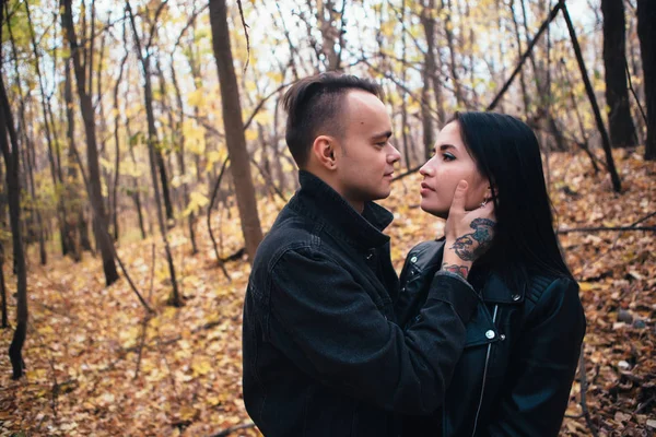 Porträt Einer Jungen Frau Und Eines Mannes Die Herbstlichen Wald — Stockfoto