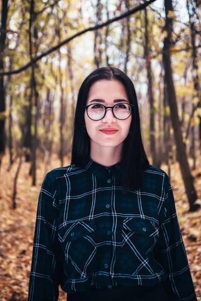 Portret Młodej Kobiety Jesiennym Lesie — Zdjęcie stockowe