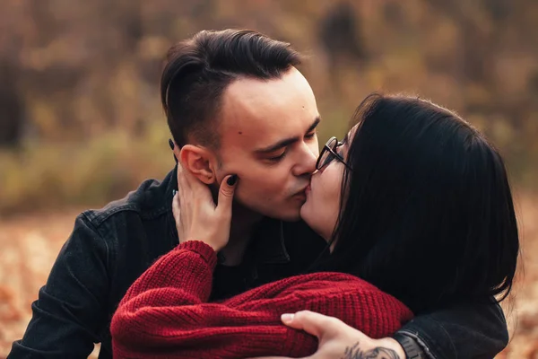 Jonge Man Jonge Vrouw Zitten Een Plaid Een Herfst Bos — Stockfoto