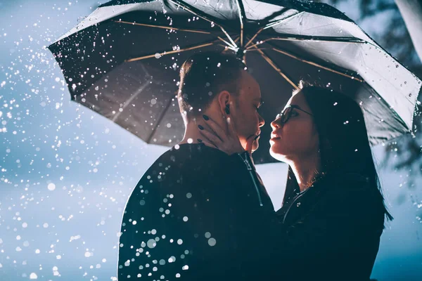Junges Paar Steht Unter Einem Dunklen Regenschirm — Stockfoto