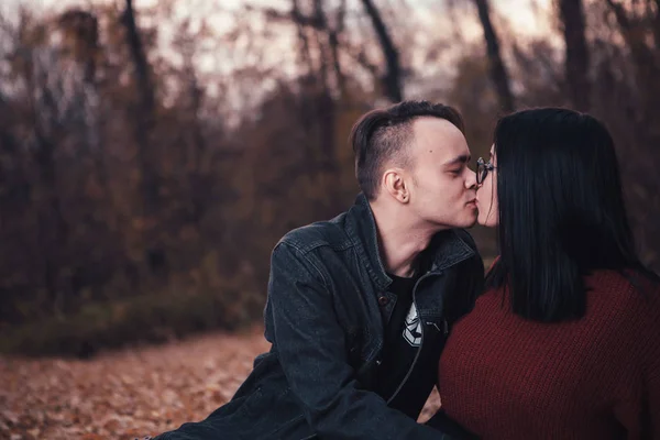 Giovane Giovane Donna Sono Seduti Plaid Una Foresta Autunnale — Foto Stock