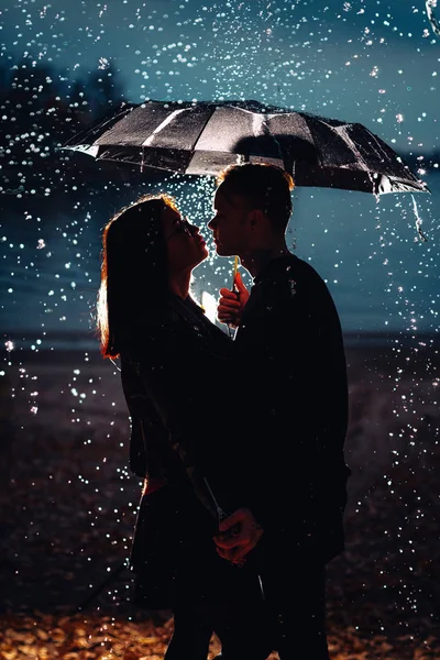 Mladý Muž Žena Pod Deštník Déšť — Stock fotografie