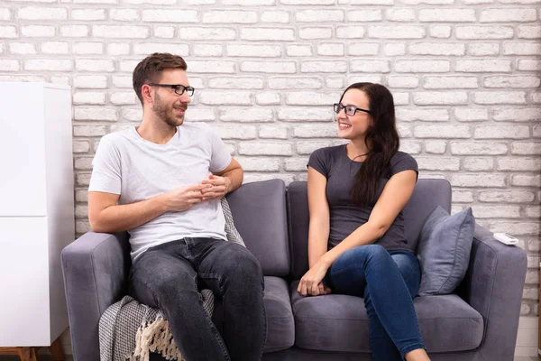 Jonge Mannen Vrouw Zittend Bank Kijken Naar Elkaar Tijdens Datum — Stockfoto