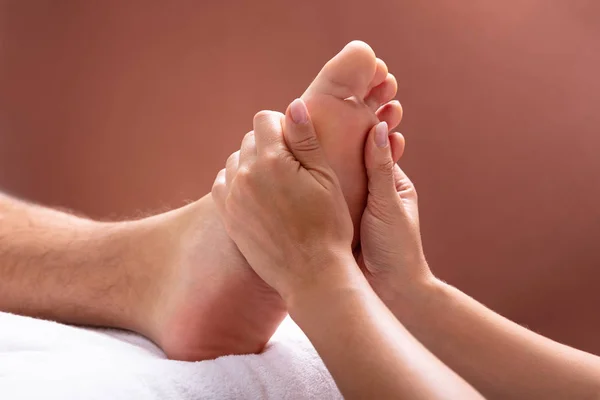 Gros Plan Massage Des Pieds Donné Par Thérapeute Homme — Photo