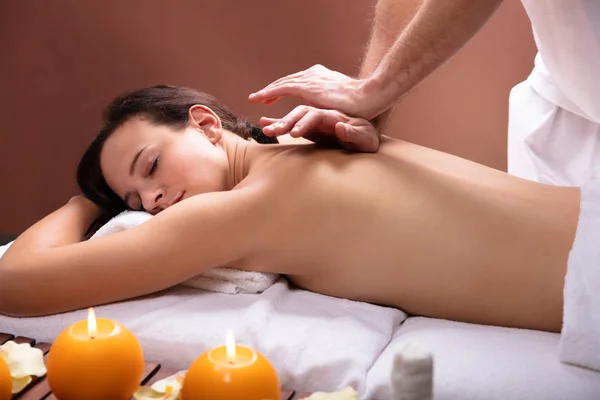 Van Therapeut Hand Massage Teruggeven Aan Ontspannen Jonge Vrouw Spa — Stockfoto