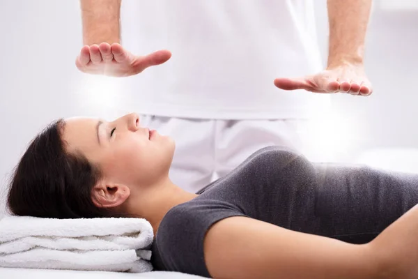 Close Relaxed Young Woman Receiving Reiki Treatment Therapist Spa — Stock Photo, Image