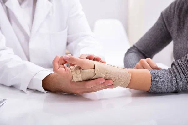 Primer Plano Mano Del Doctor Comprobando Mano Fracturada Una Mujer —  Fotos de Stock