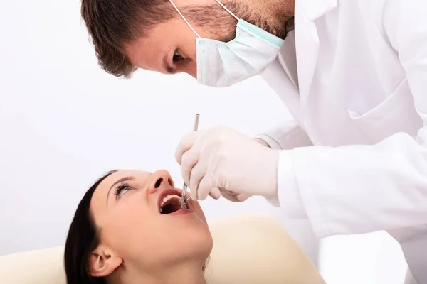Zbliżenie Dentysta Badając Młoda Kobieta Zębów Klinice — Zdjęcie stockowe