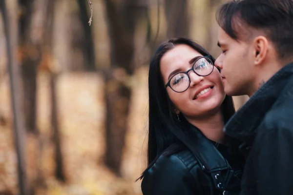 Das Mädchen Und Der Kerl Spazieren Herbstwald — Stockfoto