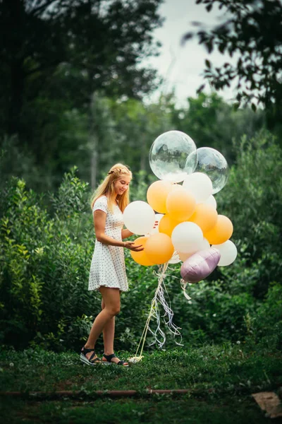 Młoda Dziewczyna Balonami Tle Natury — Zdjęcie stockowe