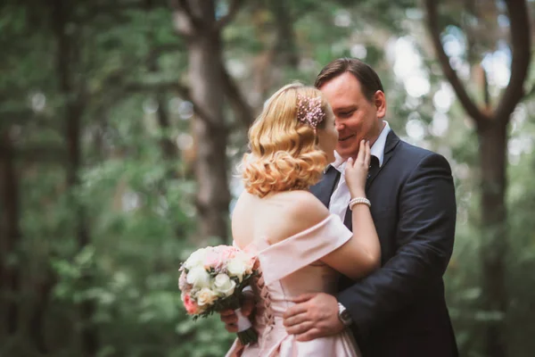 Νύφη Και Γαμπρός Φιλάει Στο Δάσος Καλοκαίρι — Φωτογραφία Αρχείου