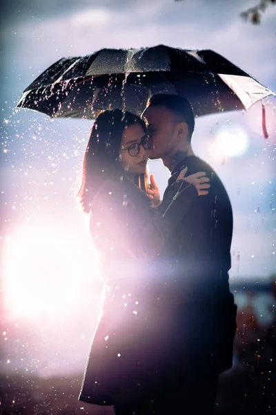 Mladý Muž Žena Pod Deštník Déšť — Stock fotografie