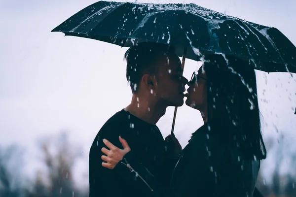 Junges Paar Steht Unter Einem Dunklen Regenschirm — Stockfoto