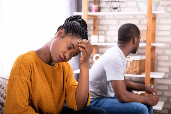 Perturbado Jovem Casal Africano Sentado Sofá Ignorando Uns Aos Outros — Fotografia de Stock