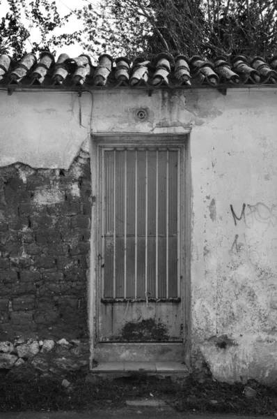 Rusty Door Textured Wall Abandoned House Exterior — Stockfoto