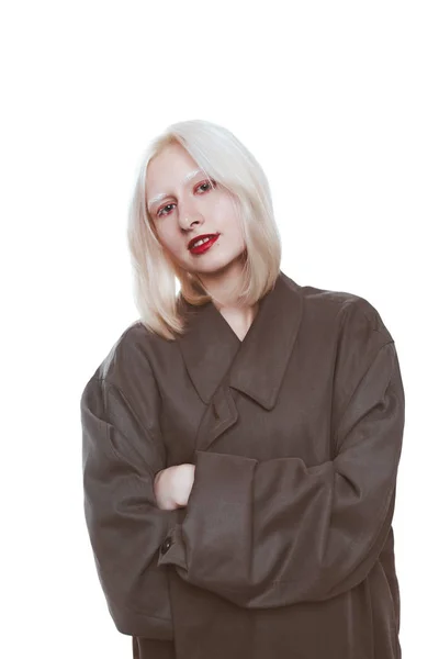 Porträtt Albino Flicka Regnrock Studion — Stockfoto