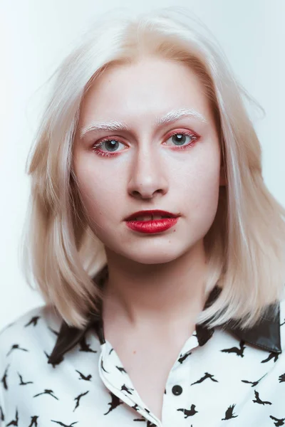 Portré Szőke Albínó Lány Stúdió Fehér Háttér — Stock Fotó
