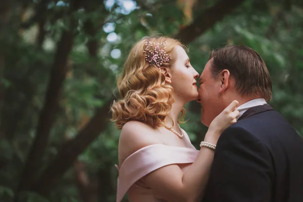 Sposa Sposo Baci Nella Foresta Estiva — Foto Stock