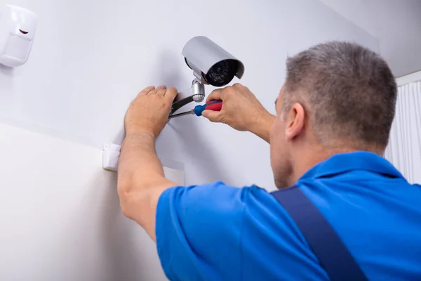 Close Van Mannelijke Technicus Aanpassen Cctv Camera Muur Met Schroevendraaier — Stockfoto