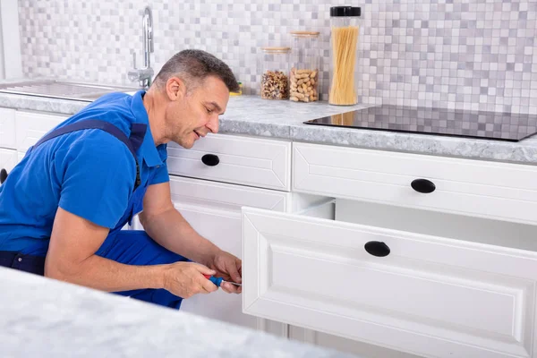 Close Faz Tudo Masculino Instalando Porta Gaveta Cozinha — Fotografia de Stock