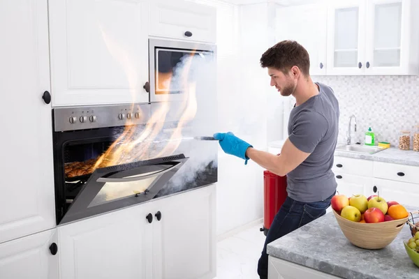 Homem Usando Extintor Fogo Para Parar Fogo Saindo Forno Cozinha — Fotografia de Stock