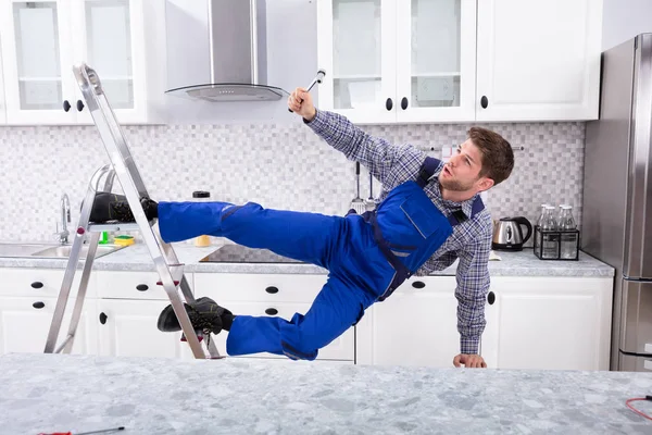 Junge Tischlerin Stürzt Mit Handwerkzeug Von Metallleiter Küche — Stockfoto