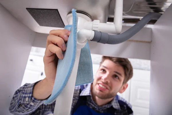 Close Encanador Masculino Segurando Guardanapo Azul Para Parar Vazamento Tubulação — Fotografia de Stock