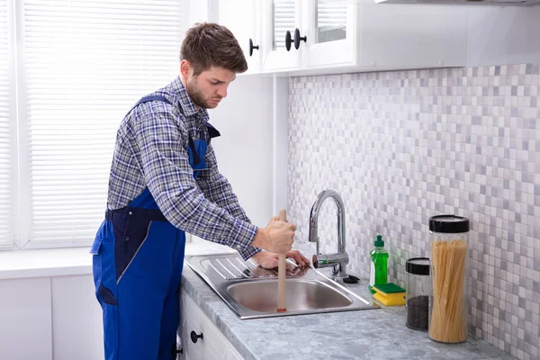 Seitenansicht Eines Männlichen Klempners Mit Kolben Der Spüle — Stockfoto