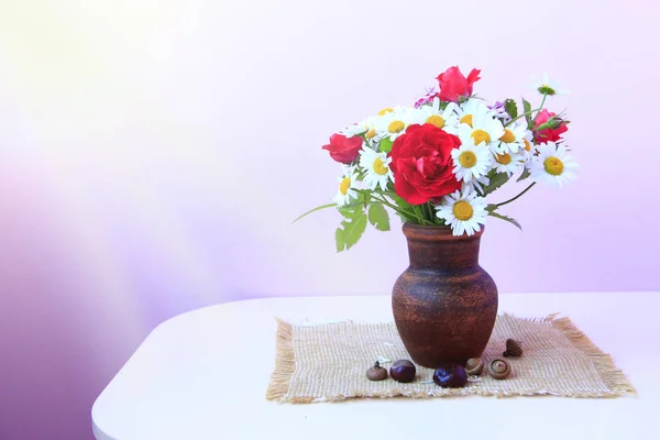 Ein Strauß Weißer Gänseblümchen Und Roter Rosen Tontopf Liegt Auf — Stockfoto
