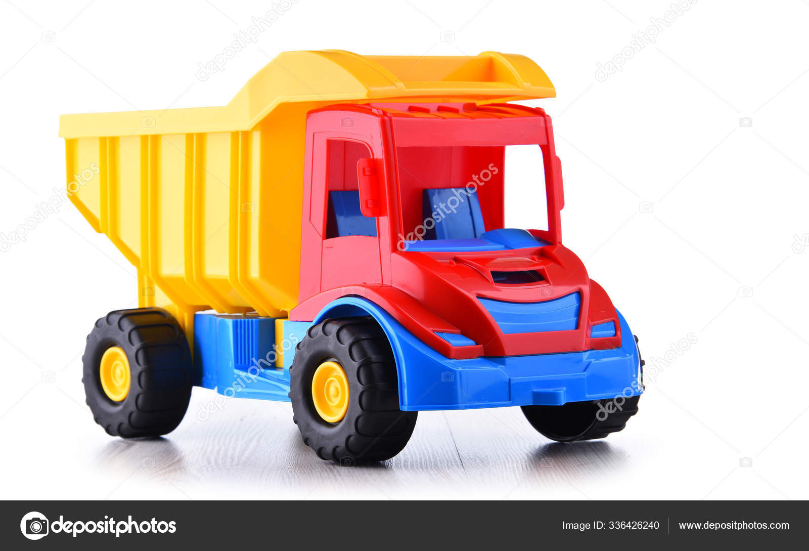 Um grande caminhão de brinquedo de plástico isolado no fundo
