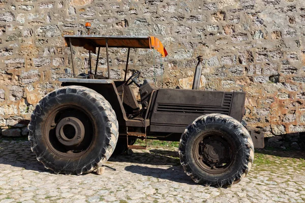 Old Black Tracktor Backround Rock Wall — Stock Photo, Image