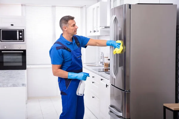 Refrigerador Masculino Limpeza Zelador Com Guardanapo Amarelo Detergente Pulverizador — Fotografia de Stock