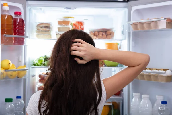 Mujer Confundida Buscando Comida Refrigerador Abierto — Foto de Stock