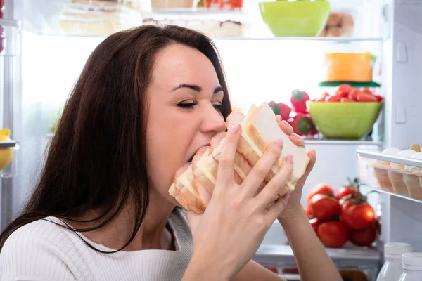 Primer Plano Una Joven Hambrienta Comiendo Sándwich Cerca Del Refrigerador — Foto de Stock