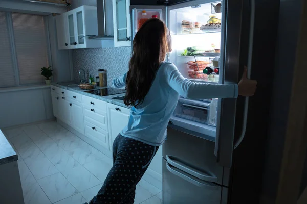 Γυναίκα Άνοιγμα Ψυγείο Πόρτα Διάφορα Τρόφιμα Στην Κουζίνα — Φωτογραφία Αρχείου