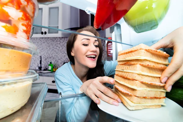 Glückliche Junge Frau Nimmt Großes Sandwich Aus Kühlschrank — Stockfoto