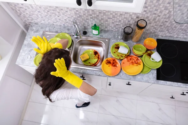 Triste Joven Mujer Mirando Sucios Utensilios Cerca Del Fregadero Cocina — Foto de Stock