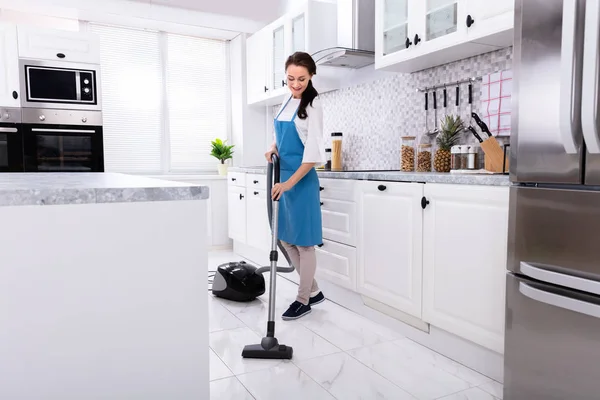 Giovane Inserviente Femminile Uniforme Pulizia Piano Cucina Con Pavimento Vuoto — Foto Stock