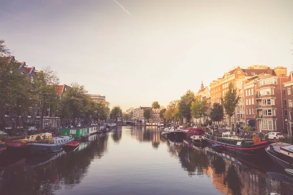 Vista Típica Del Terraplén Del Canal Centro Histórico Ciudad Amsterdam — Foto de Stock