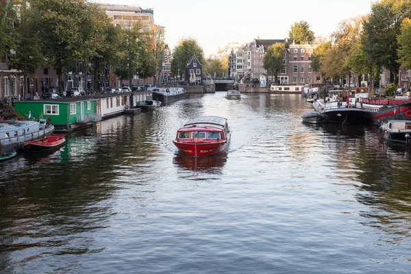 Vista Típica Del Terraplén Del Canal Centro Histórico Ciudad Amsterdam — Foto de Stock